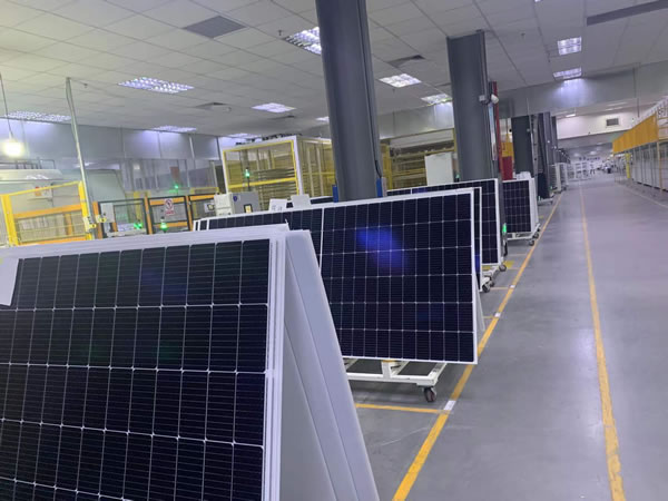 Lignes de production semi-automatisées complètes pour panneaux photovoltaïques